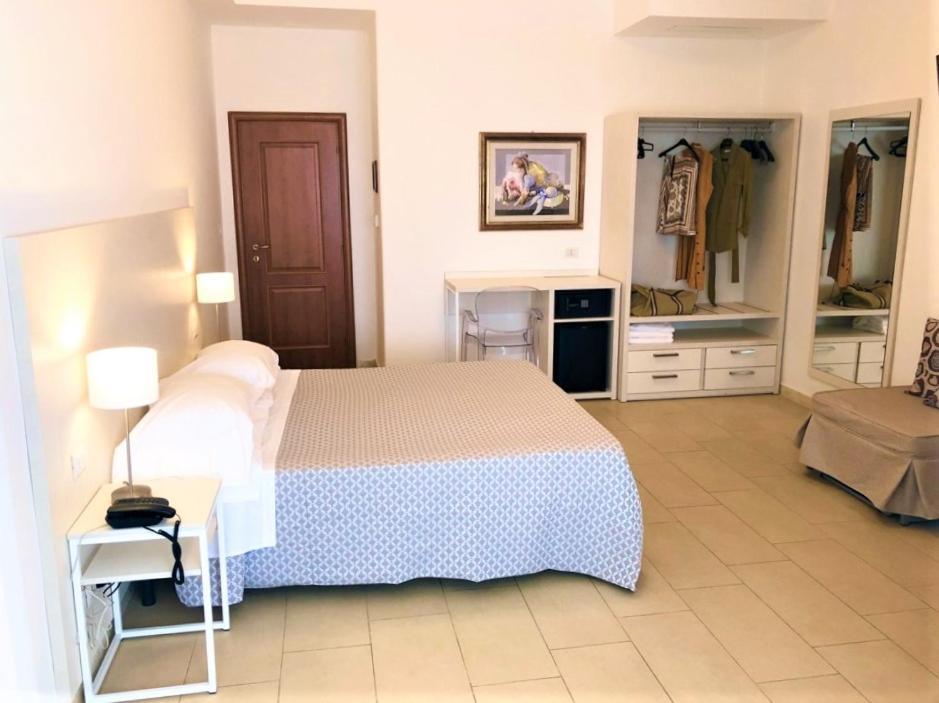 Hotel Villa Eleonora สกาอูรี ภายนอก รูปภาพ