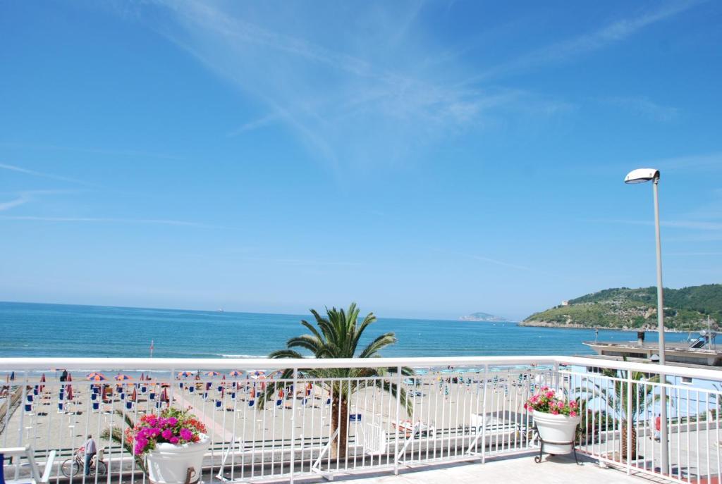 Hotel Villa Eleonora สกาอูรี ภายนอก รูปภาพ