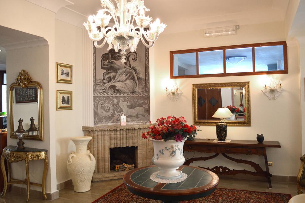 Hotel Villa Eleonora สกาอูรี ภายนอก รูปภาพ
