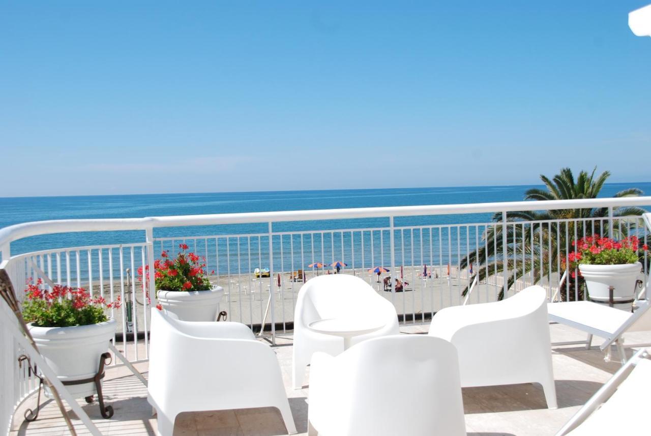 Hotel Villa Eleonora สกาอูรี ภายนอก รูปภาพ